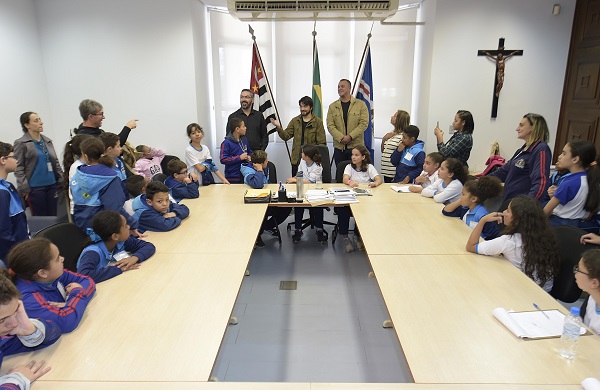 Grupo de alunos da escola Jean Piaget visita o Paço Municipal