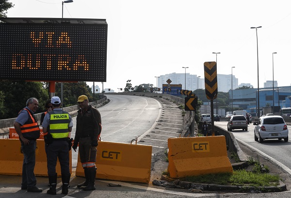 Em SP, interdição da ponte de acesso à Dutra causa lentidão no trânsito