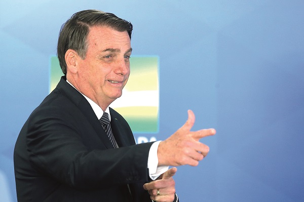 Bolsonaro assina decreto que encerra com o horário de verão