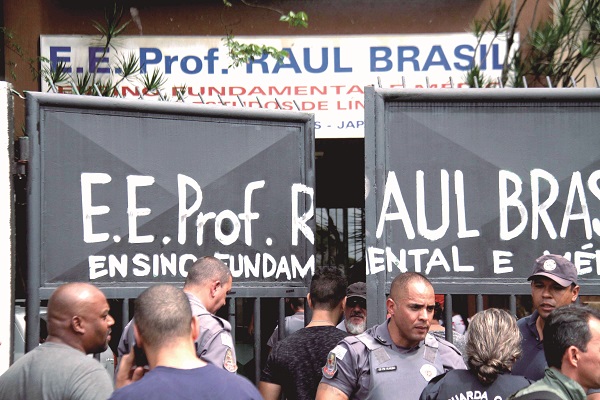 ADOLESCENTES ATIRAM DENTRO DE ESCOLA EM SUZANO E MATAM 6 PESSOAS.