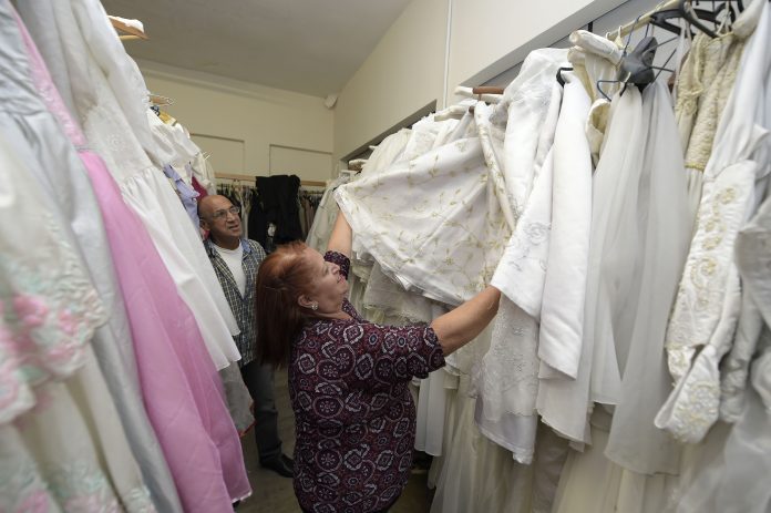 Prova do vestido de noiva - 10º Casamento Comunitário2 _Divulgação PMG