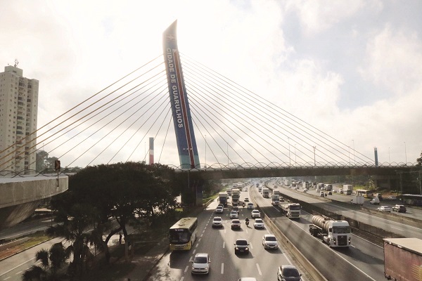 VIADUTO CIDADE DE GUARULHOS CORRE RISCO DE DESMORONAMENTO.