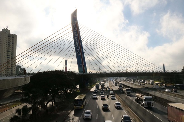 VIADUTO CIDADE DE GUARULHOS CORRE RISCO DE DESMORONAMENTO.
