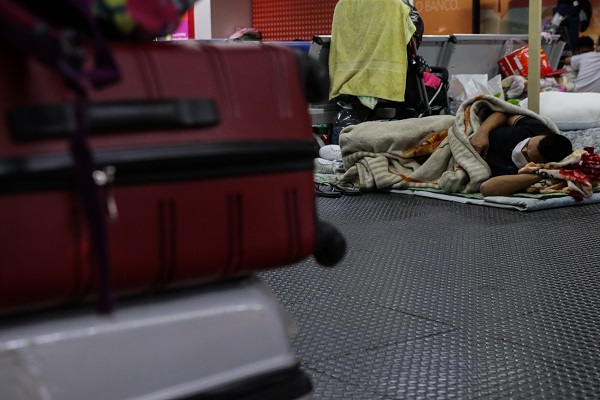 COLOMBIANOS ESTÃO PRESOS NO AEROPORTO INTERNACIONAL DE GUARULHOS, ZONA LESTE DE SÃO PAULO, DEPOIS DA DETERMINAÇÃO DO FECHAMENTO DAS FRONTEIRAS, PARA EVITAR A DISSEMINAÇÃO DO CORONAVÍRUS, NESTA SEGUNDA-FEIRA (25).
