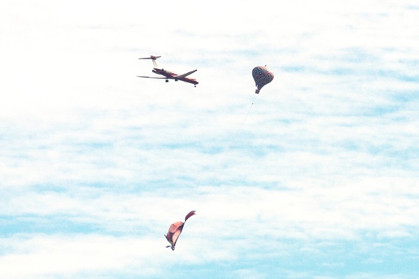 Avião e balão na mesma rota