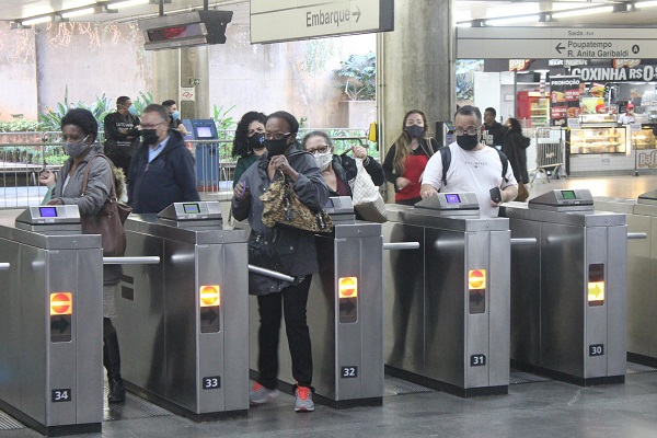 SISTEMA MEDE TEMPERATURA E IDENTIFICA PESSOAS SEM MÁSCARA NO METRÔ