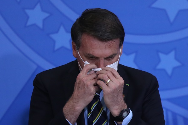 Bolsonaro afirma que está com covid-19