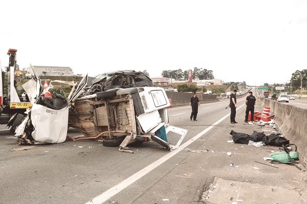 Acidente entre veículos na Dutra deixa três mortos