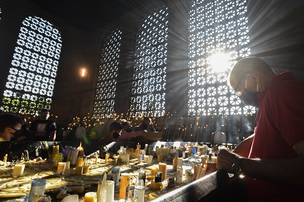 Movimento na Basílica de Aparecida na véspera do dia da padroeira