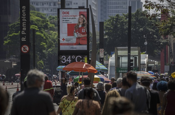 Pessoas aproveitam domingo de calor para passear pela avenida Paulista
