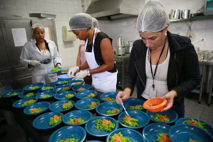 Governador participa de degustacão da Merenda Escolar com secretários.
