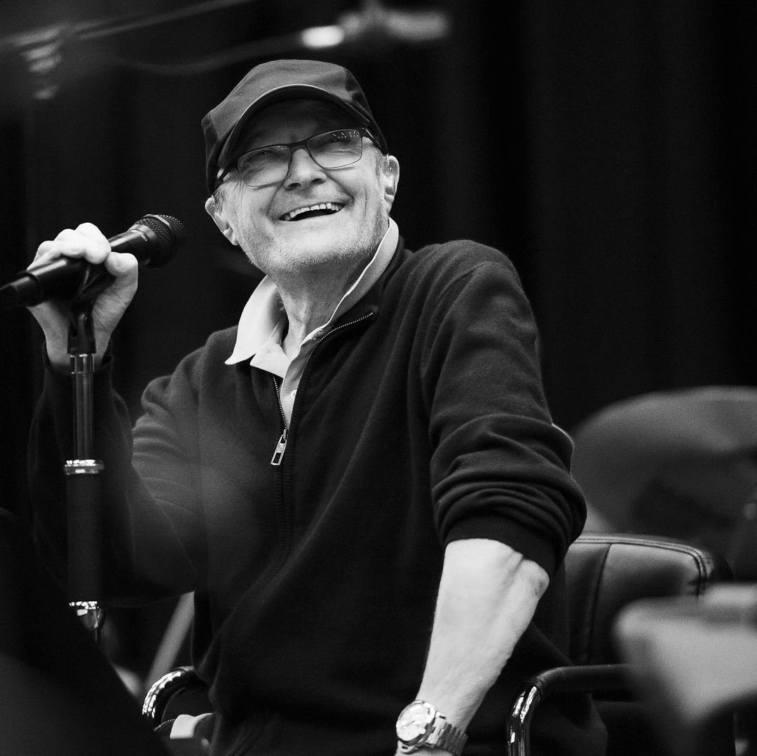 Phil Collins sai da aposentadoria e faz sua estreia solo com show