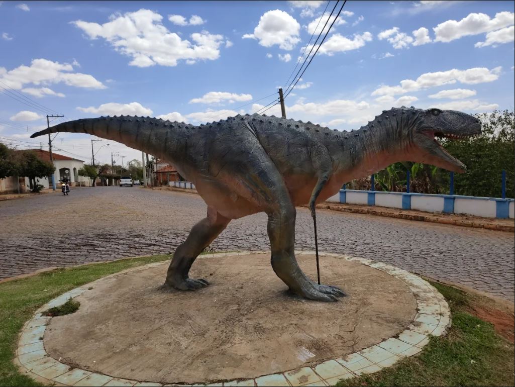 Escultor da região produz dinossauros gigantes no quintal de casa - GMC  Online