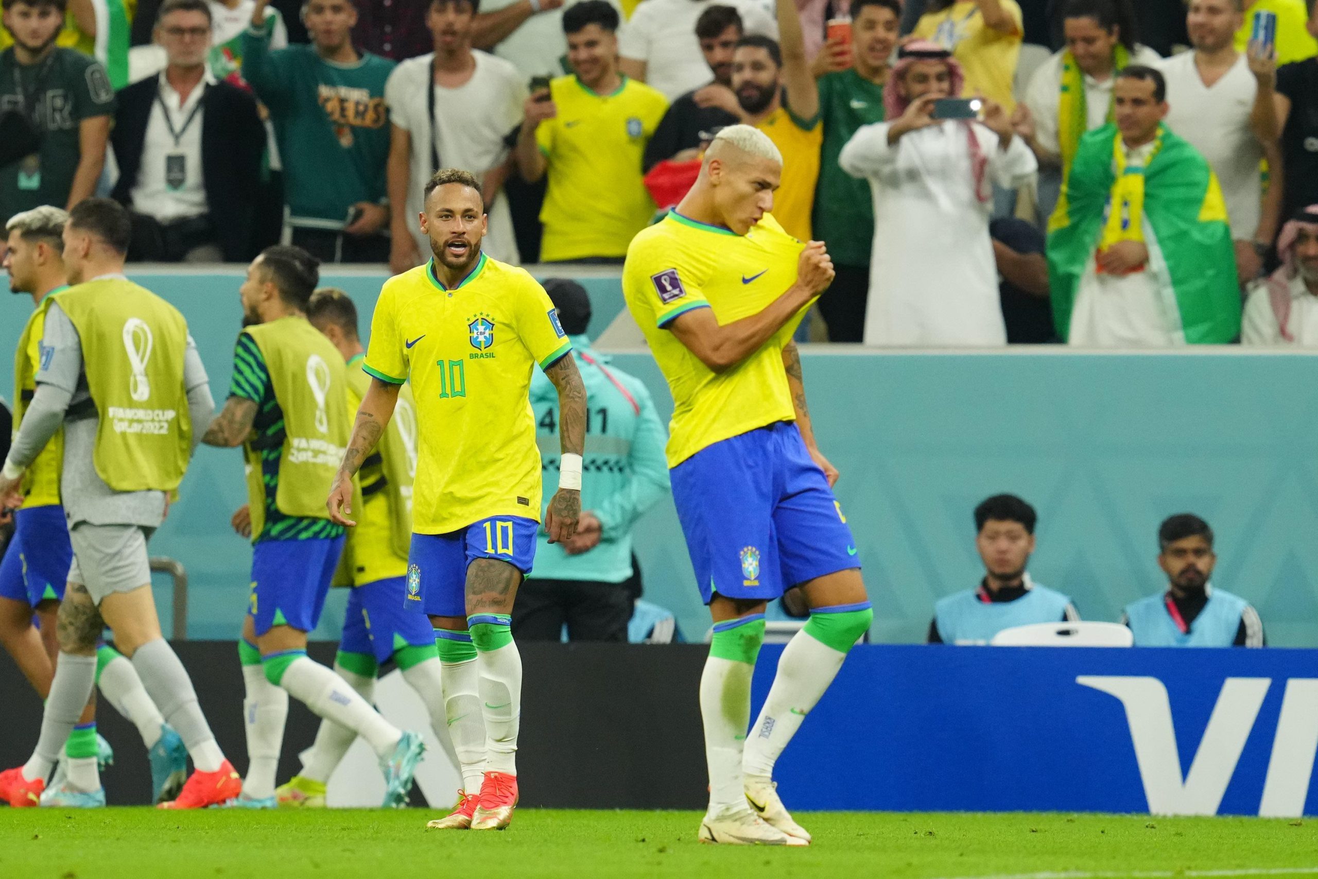 Copa do Mundo: Richarlison marca dois gols e Brasil vence Sérvia por 2 a 0